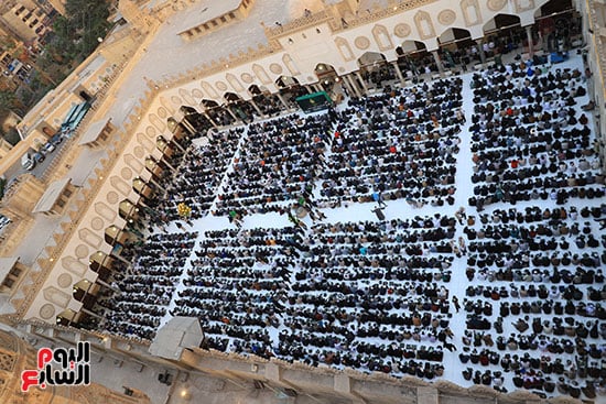 الصائمون فى انتظار الافطار داخل المسجد