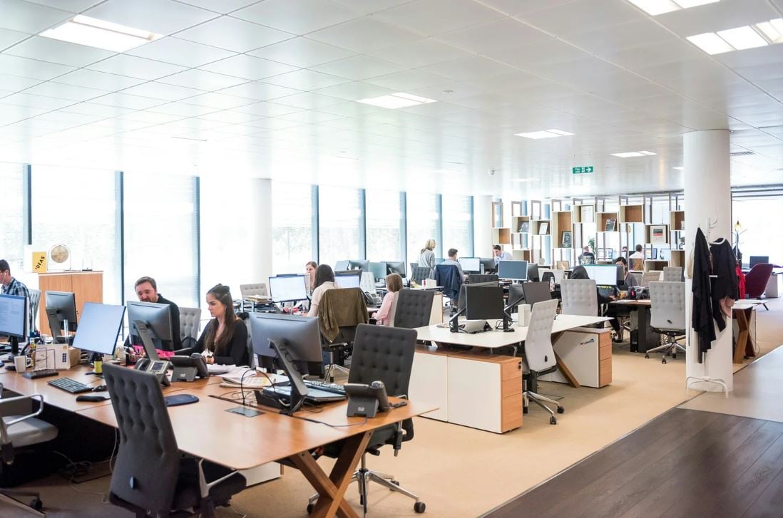 يتبقى للعاملين في الوظائف المكتبية عام ونصف في وظائفهم  بسبب الذكاء الاصطناعي