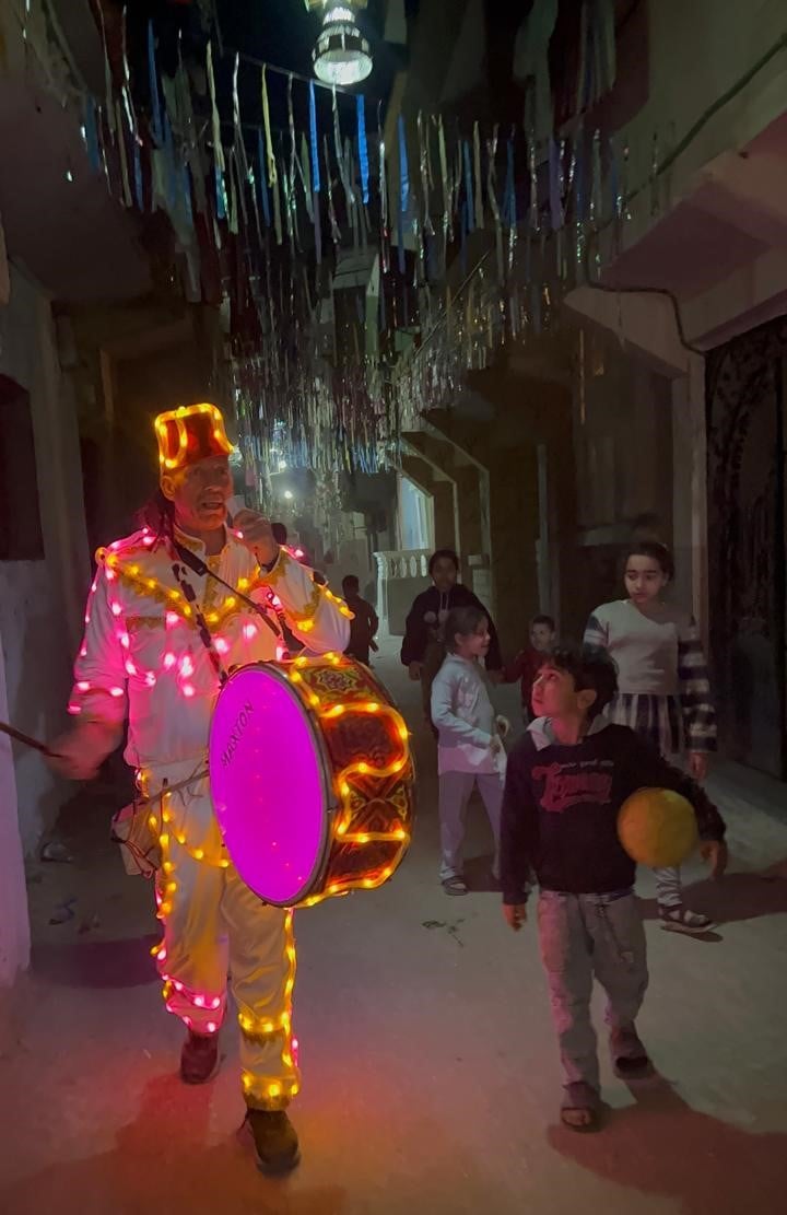 الأطفال والسعادة مع المسحراتي