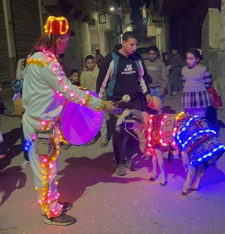 مسحراتي وخروفه المضئ بالدقهلية