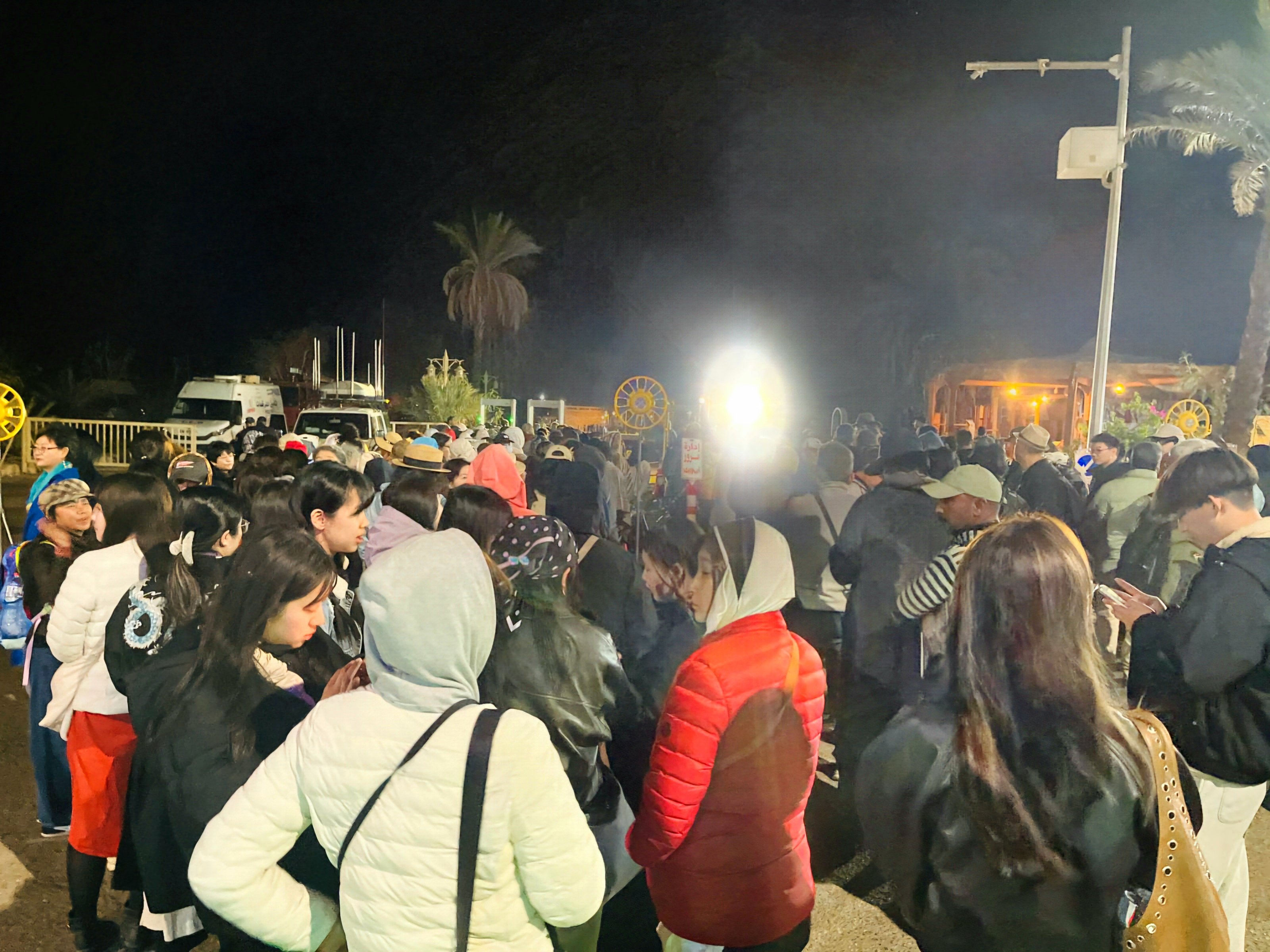 تجمع السائحين قبل الشروق