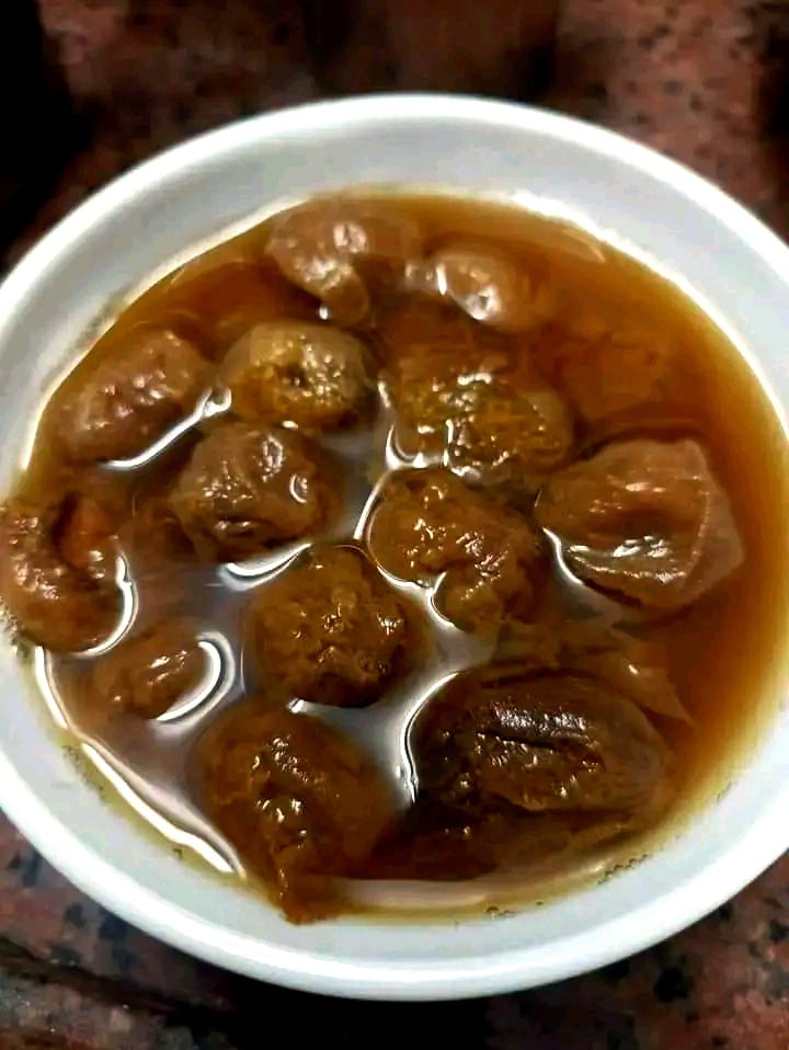 تجهيز المشمش لاضافته إلى المريسة تجهيز المشمش لاضافته إلى المريسة