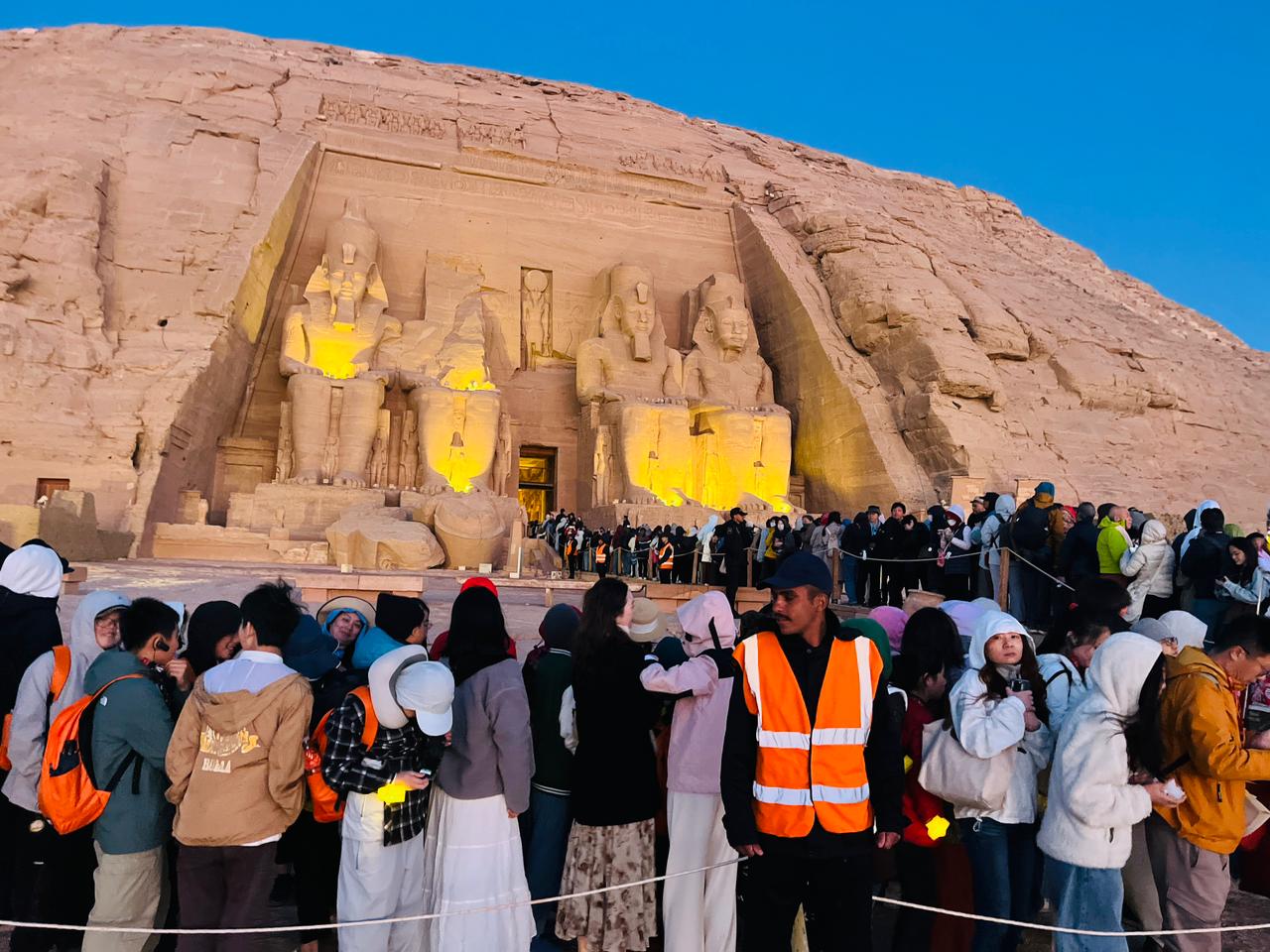 اصطفاف السائحين