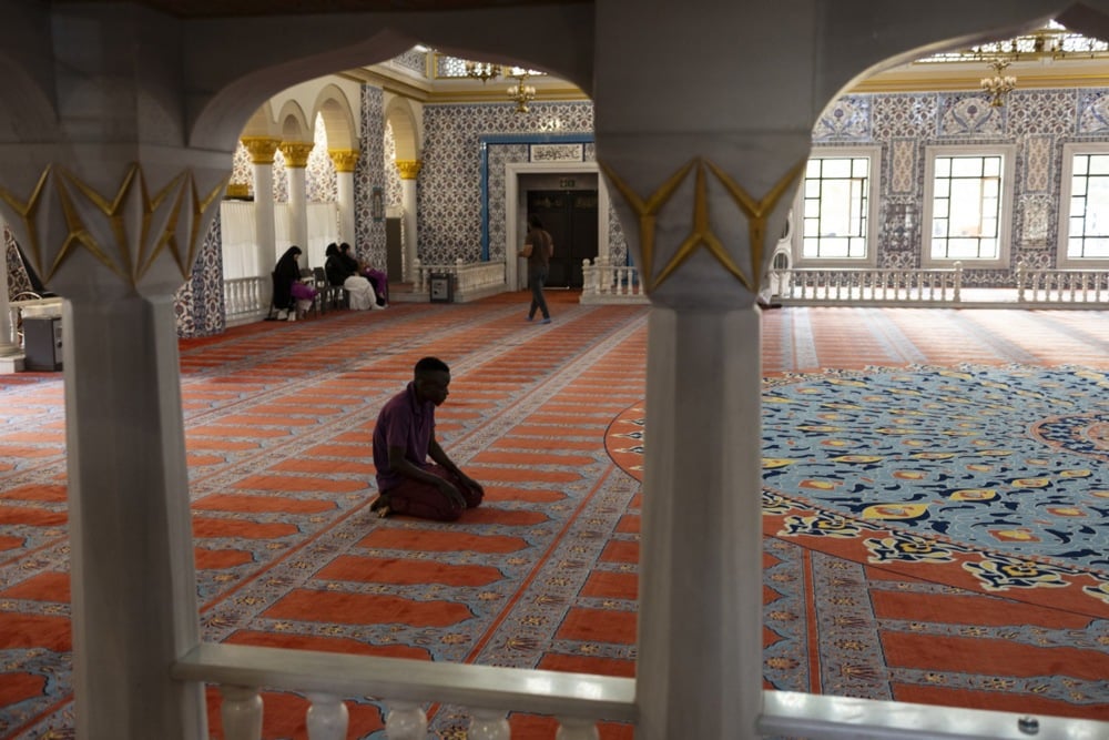 رجال مسلمون من جنوب أفريقيا يؤدون الصلاة في مسجد خلال شهر رمضان المبارك (5)