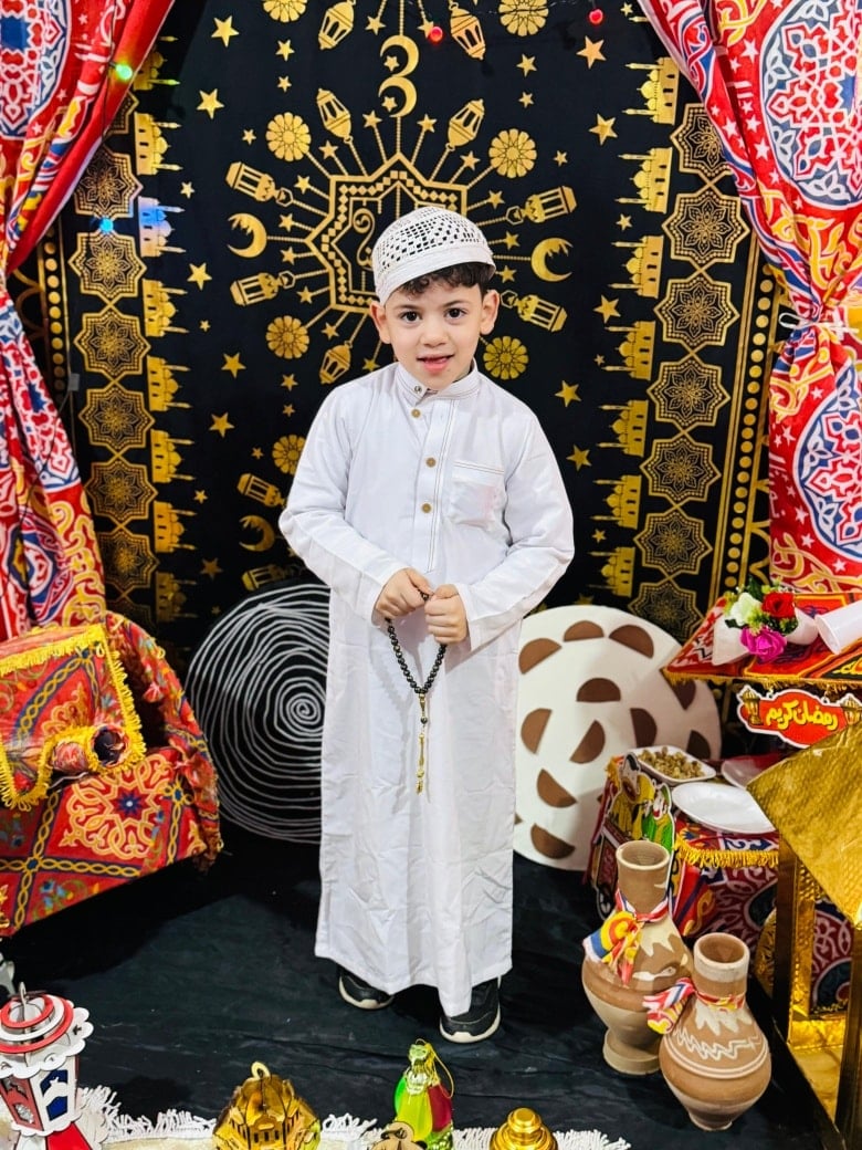 الحرص على ارتداء الجلباب وإمساك السبحة