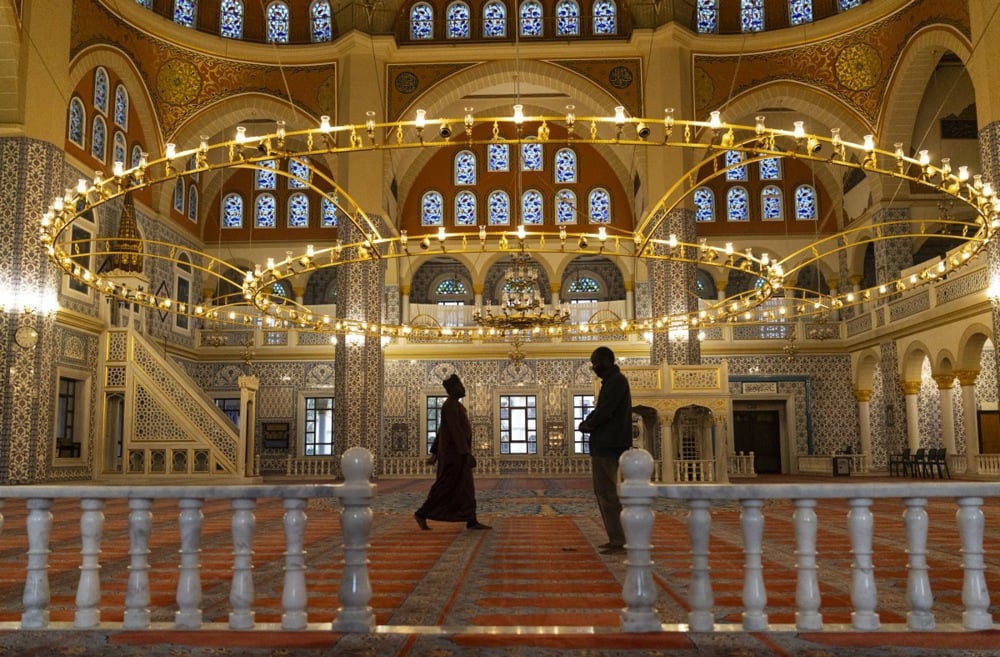 رجال مسلمون من جنوب أفريقيا يؤدون الصلاة في مسجد خلال شهر رمضان المبارك (2)