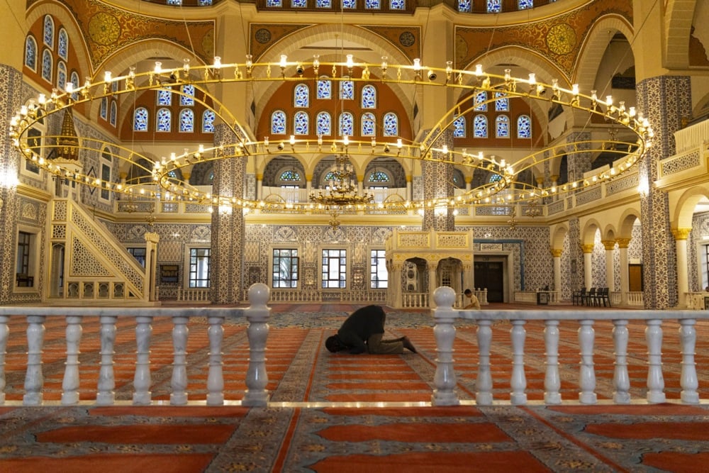 رجال مسلمون من جنوب أفريقيا يؤدون الصلاة في مسجد خلال شهر رمضان المبارك (7)