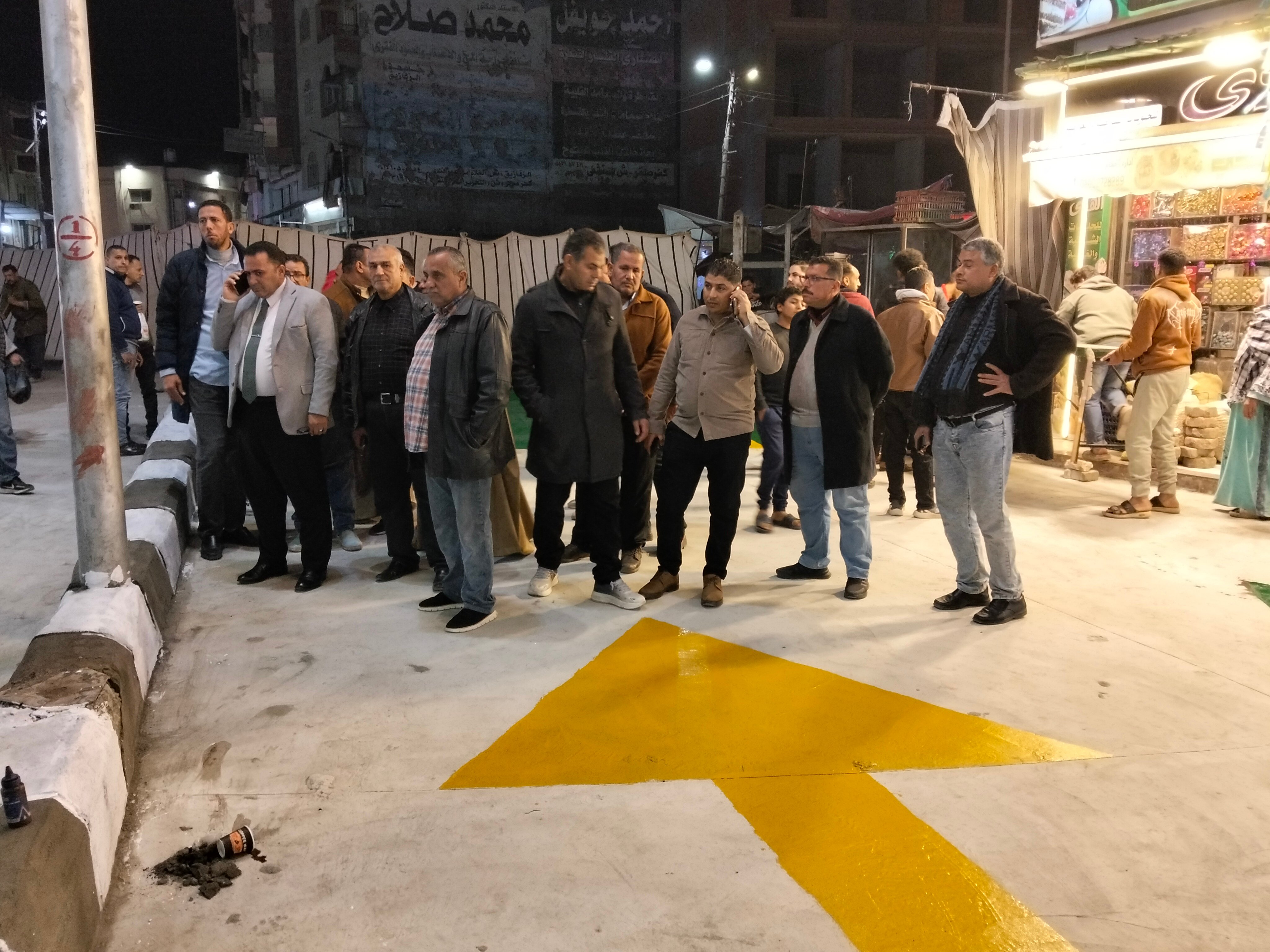 التنفيذيين يتابعون التجميل 