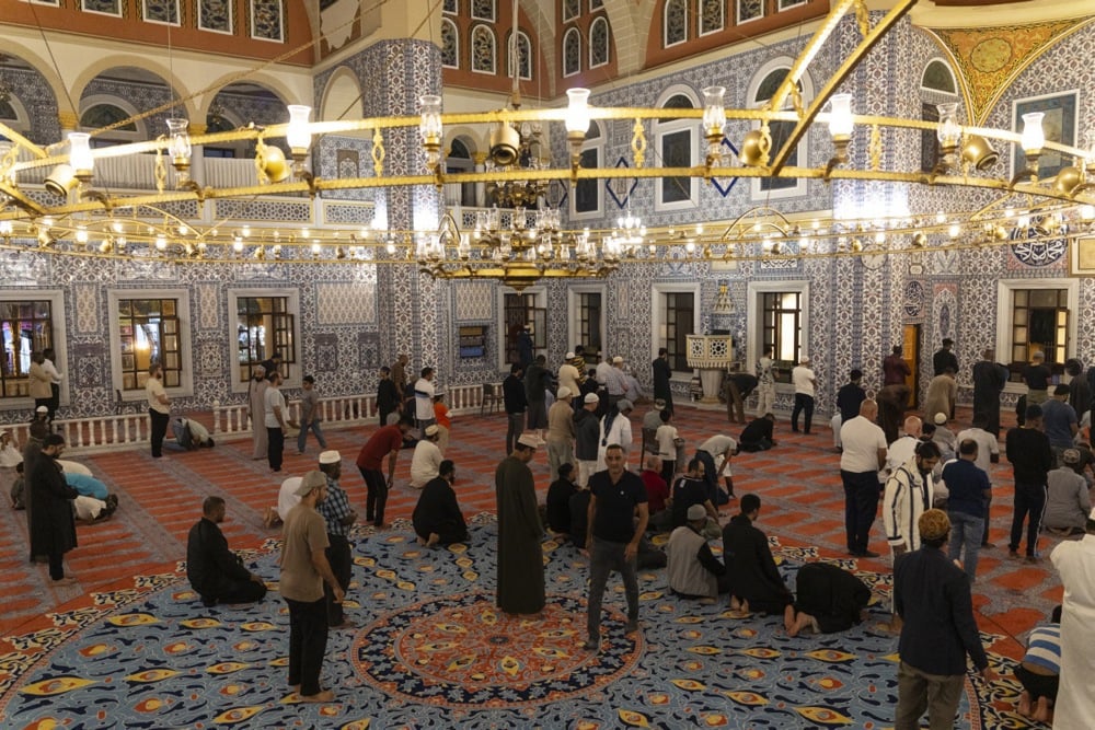 رجال مسلمون من جنوب أفريقيا يؤدون الصلاة في مسجد خلال شهر رمضان المبارك (4)