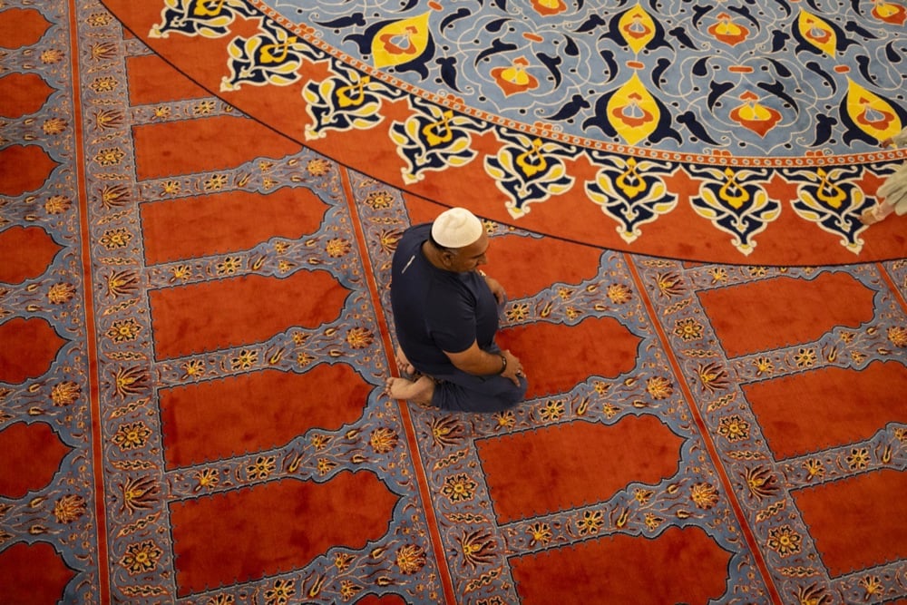 رجال مسلمون من جنوب أفريقيا يؤدون الصلاة في مسجد خلال شهر رمضان المبارك (6)