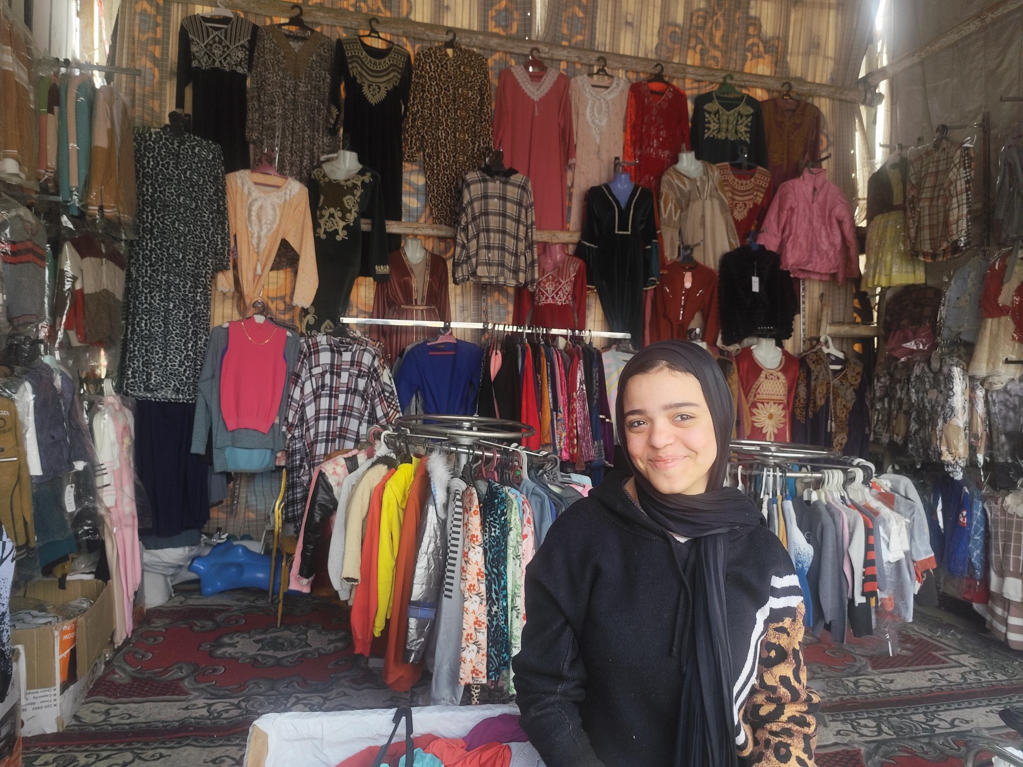 إحدي الطالبات بالمعرض إحدي الطالبات بالمعرض