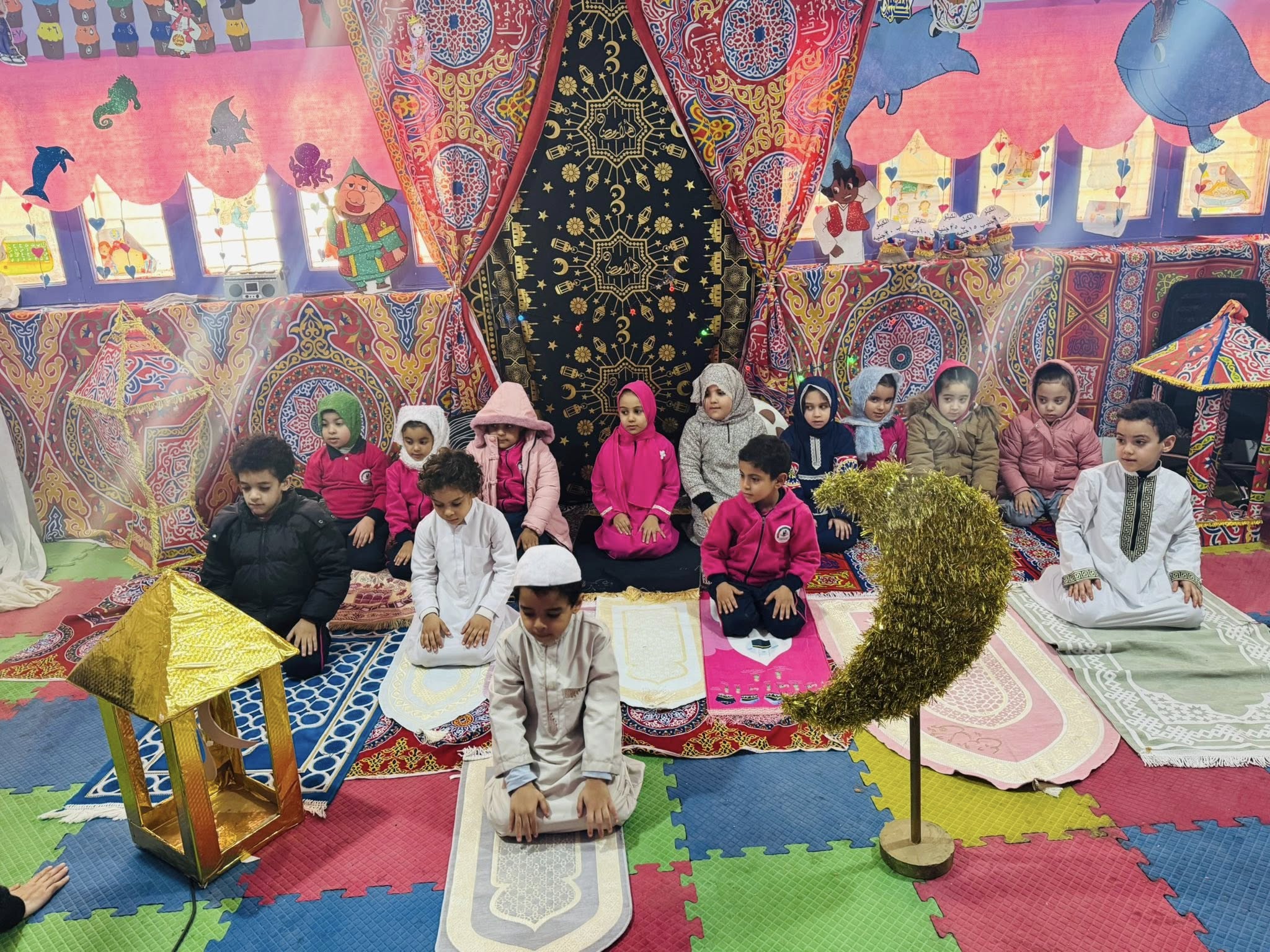 أداء الأطفال الصلاة جماعة