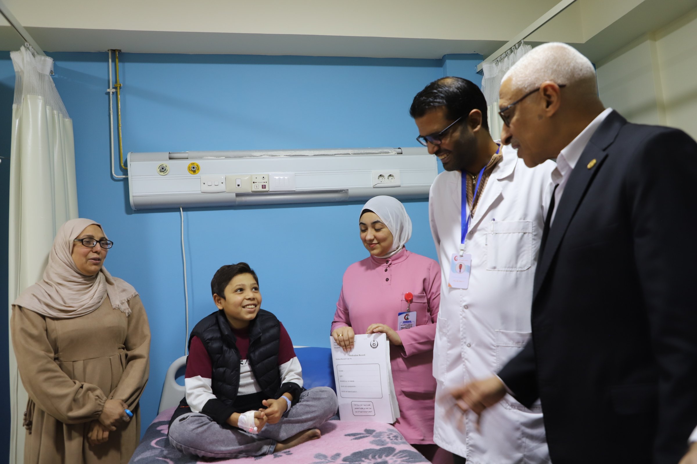 حوار بين المحافظ واحد الاطفال الذين يتلقون العلاج 