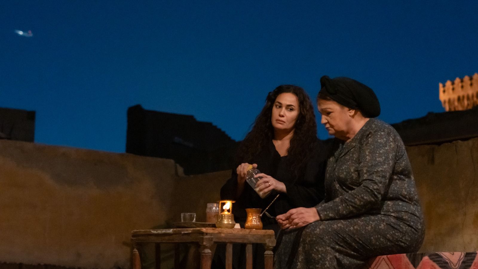 الفنانة هند صبري والفنانة ميميم جمال في مشهد بمسلسل مناعة