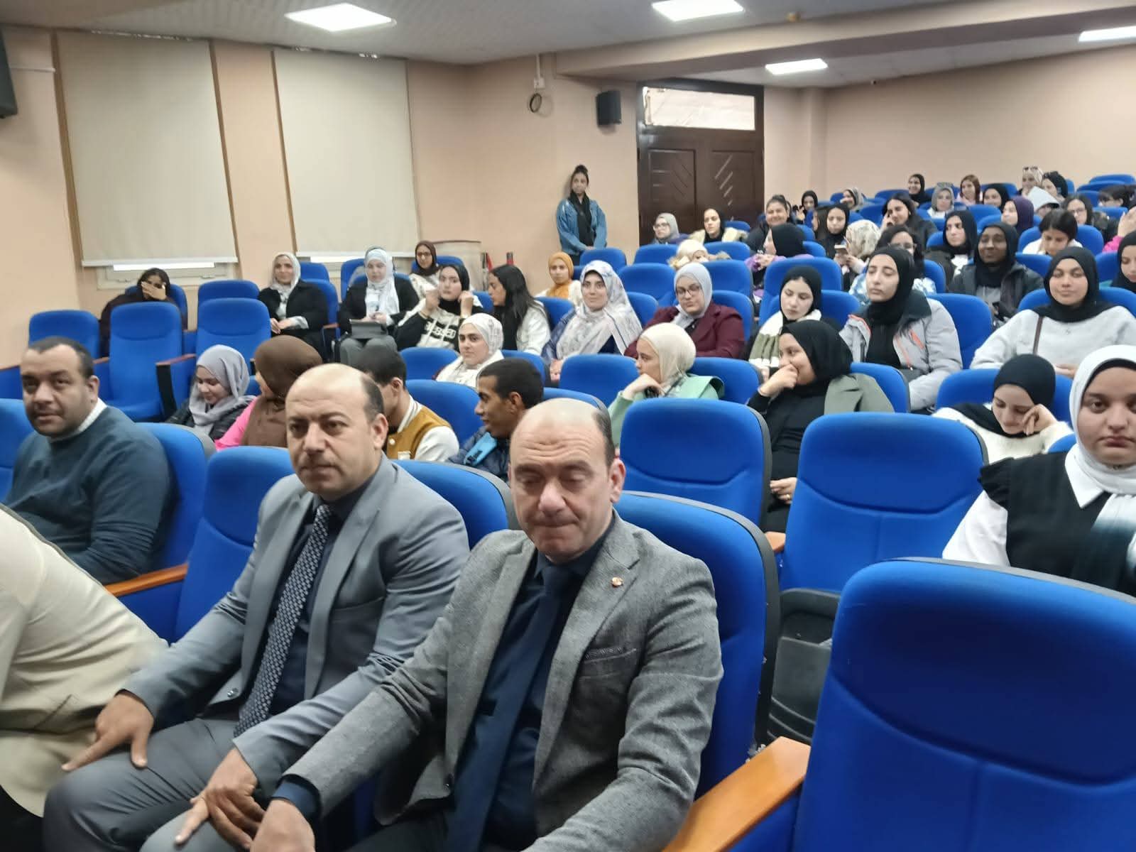 جانب من الندوة بمعهد الإسكندرية للإعلام جانب من الندوة بمعهد الإسكندرية للإعلام