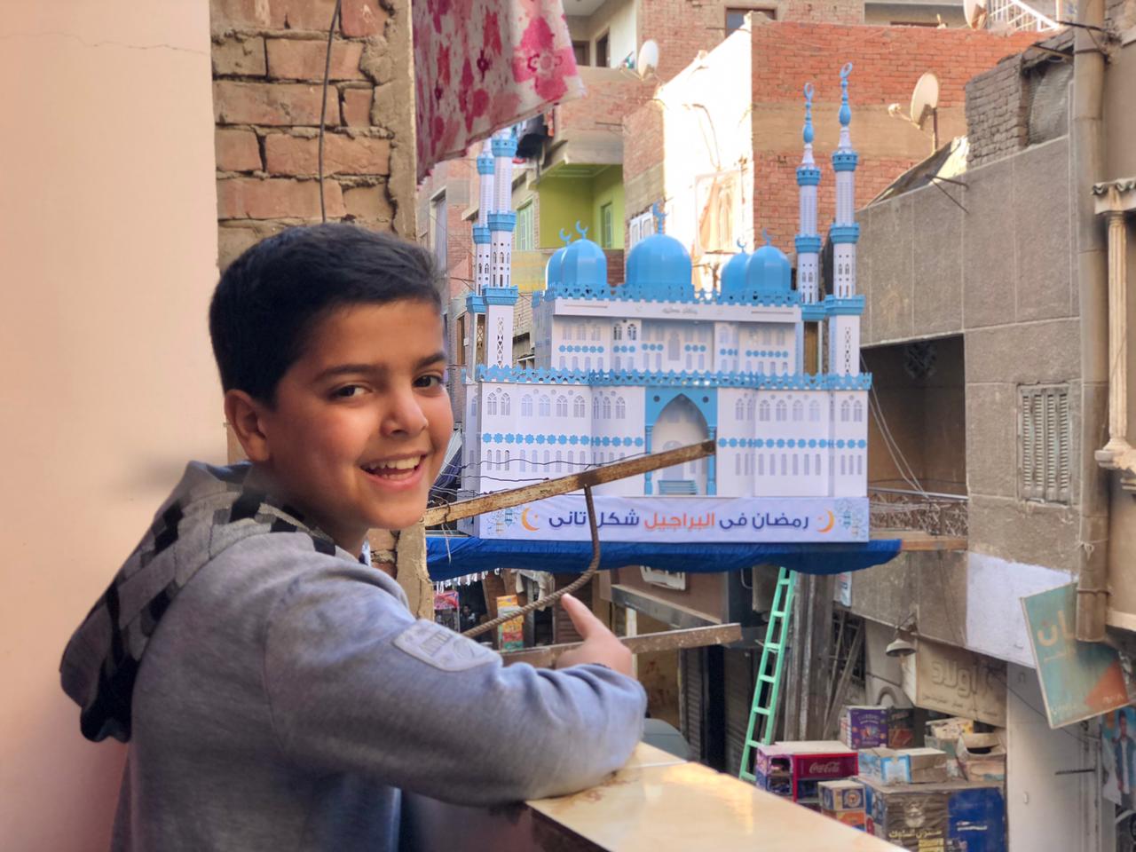 فرحة طفل بأجواء الشهر الكريم