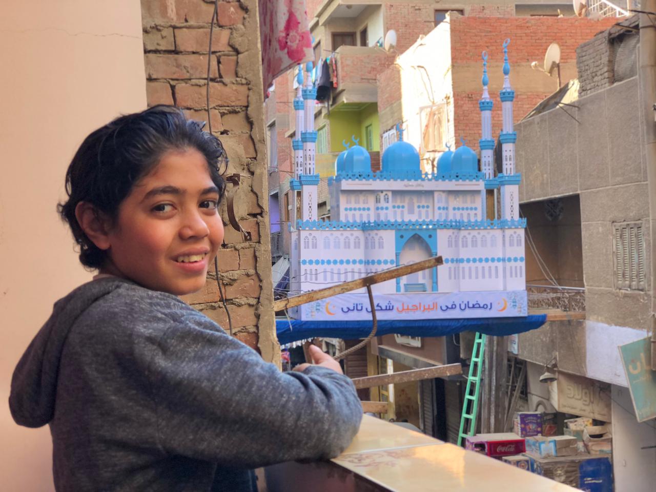 فرحة طفل بمجسم المسجد