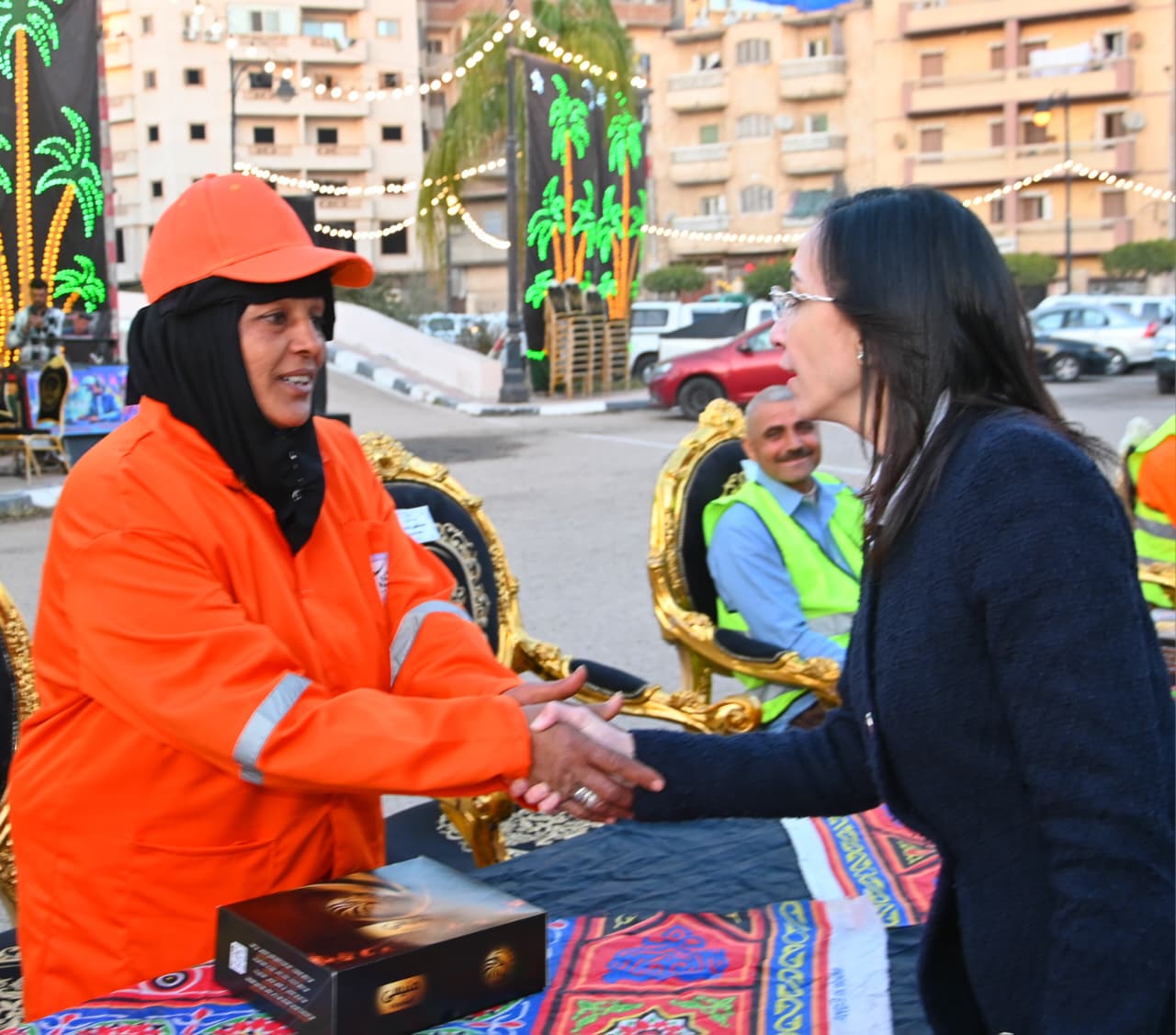 محافظ البحيرة مع عاملات النظافة