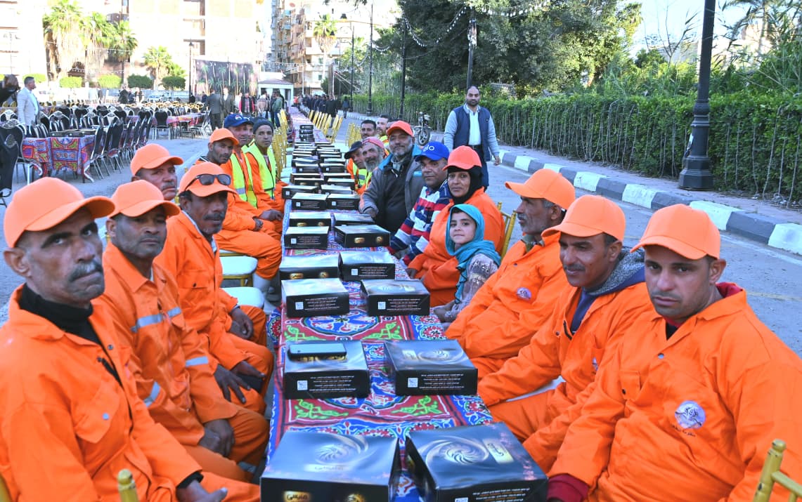 مشاركة 1000عامل نظافة فى حفل الافطار