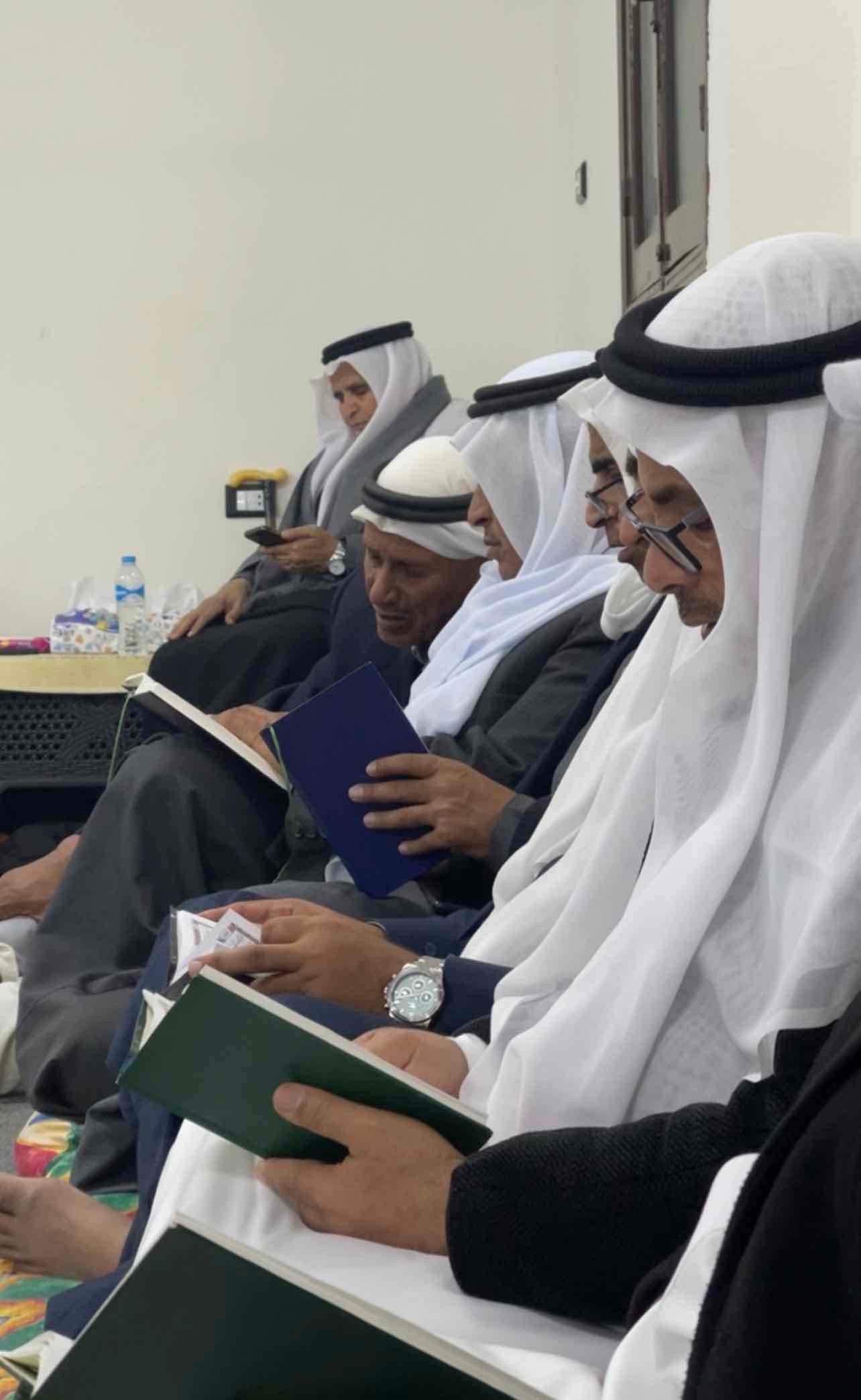 كبار وشباب وصغار يقرأون القرأن 