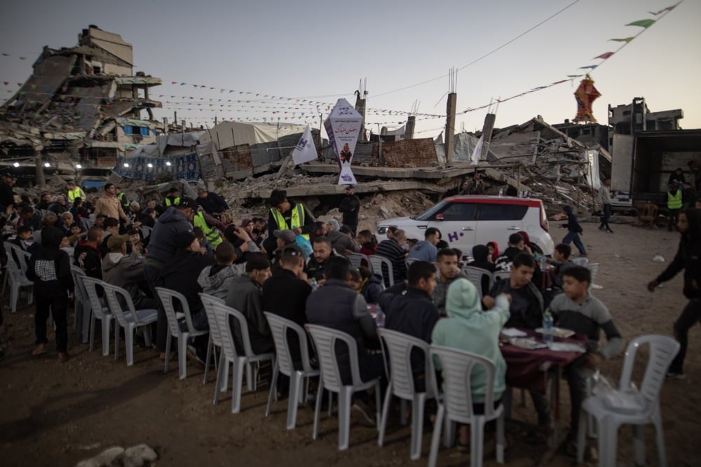 الإفطار على الأطلال.. أهالى غزة يتناولون الطعام على ركام المنازل (3)