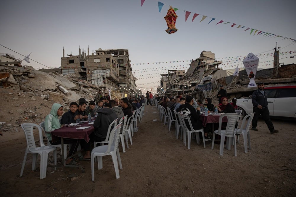الإفطار على الأطلال.. أهالى غزة يتناولون الطعام على ركام المنازل (4)