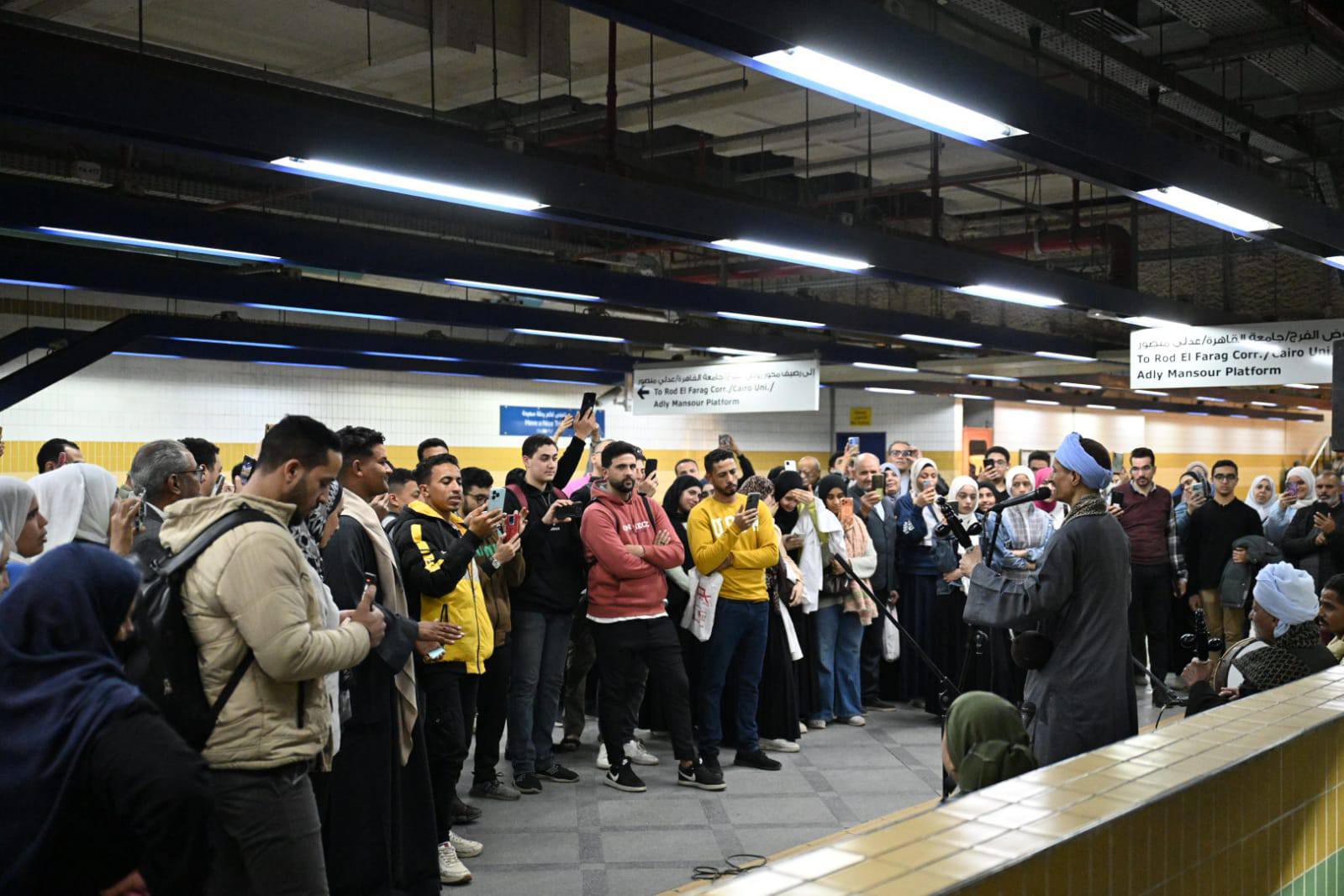 الجمهور يتابع العرض الجمهور يتابع العرض