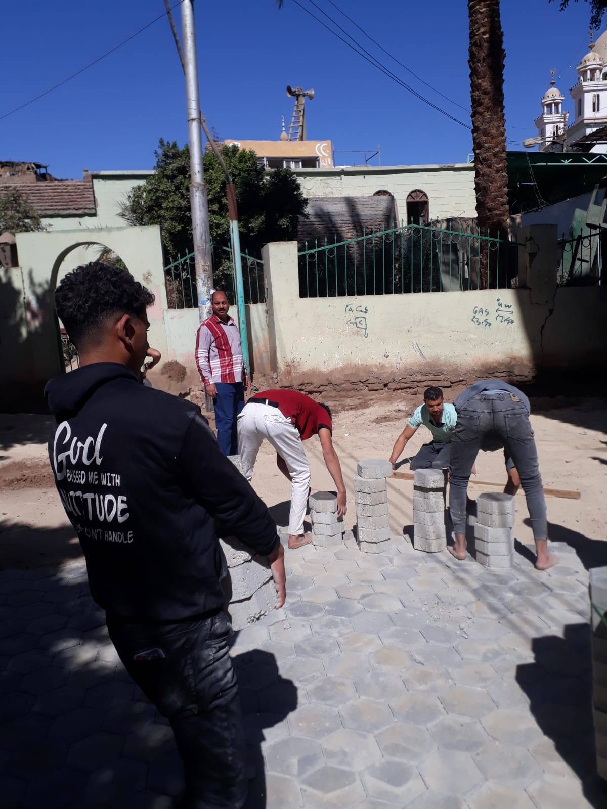 تركيب بلاط الإنترلوك بالشوارع في منطقة البوستة الجديدة تركيب بلاط الإنترلوك بالشوارع في منطقة البوستة الجديدة