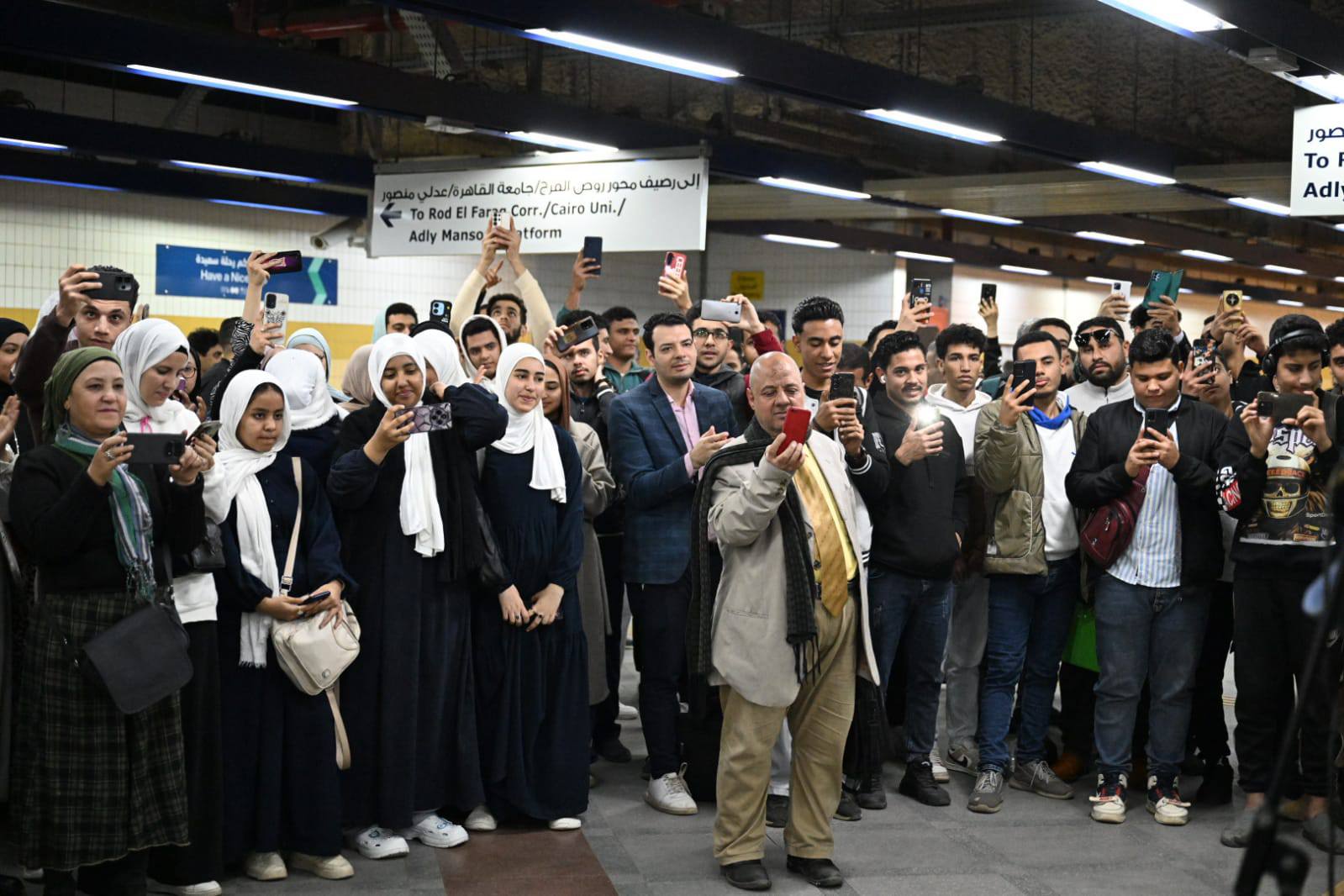 الجمهور داخل مترو الأنفاق الجمهور داخل مترو الأنفاق