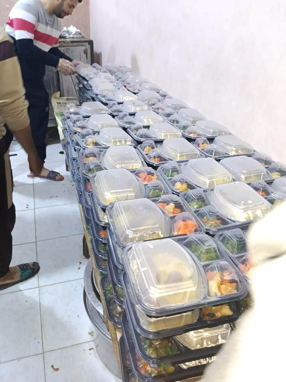 جانب من تحضير الوجبات لإفطار الصائمين (4)