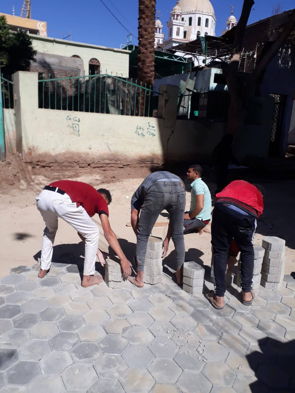 أعمال تركيب بلاط الإنترلوك بالشوارع في منطقة البوستة الجديدة أعمال تركيب بلاط الإنترلوك بالشوارع في منطقة البوستة الجديدة