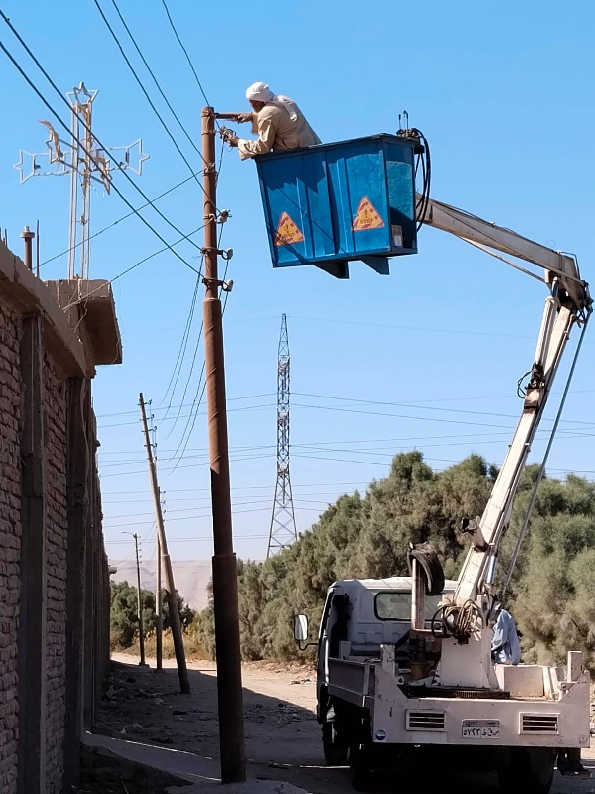 تركيب 10 كشافات ليد جديدة وصيانة أكثر من 18 كشاف قديم تركيب 10 كشافات ليد جديدة وصيانة أكثر من 18 كشاف قديم