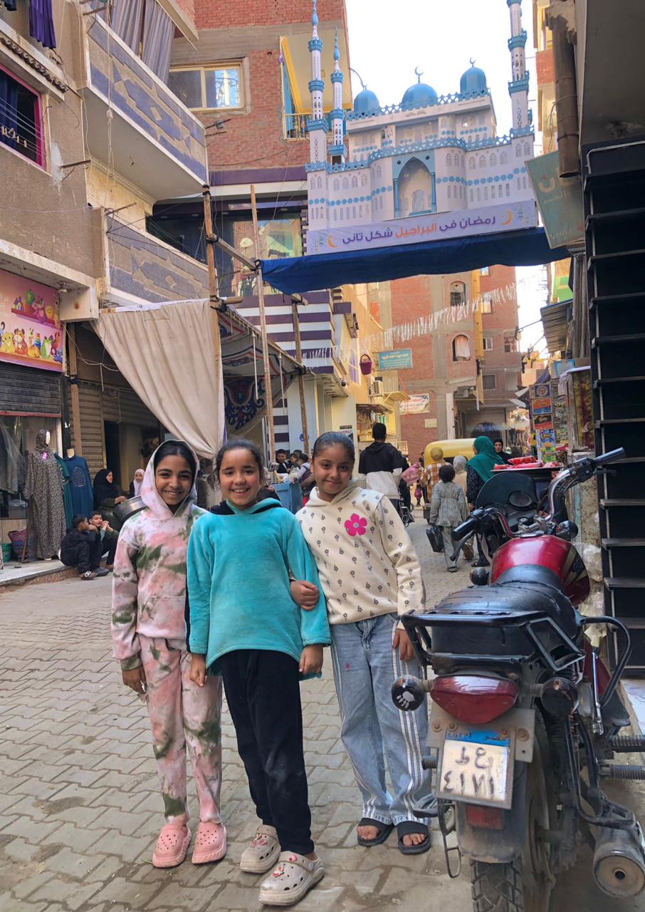 صورة تذكارية للأطفال أمام المجسم