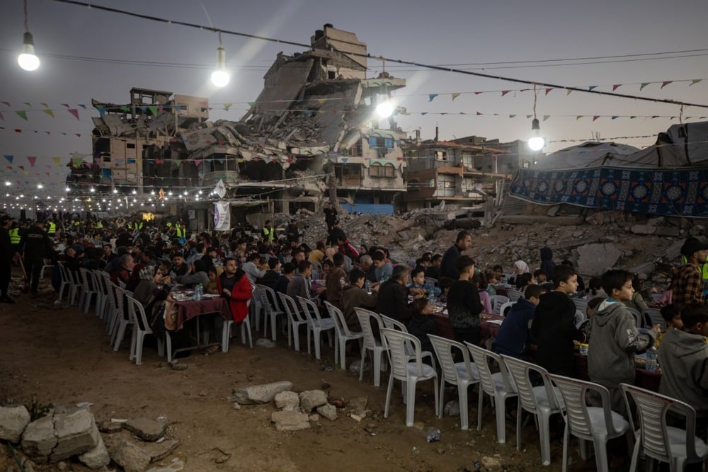 الإفطار على الأطلال.. أهالى غزة يتناولون الطعام على ركام المنازل (6)