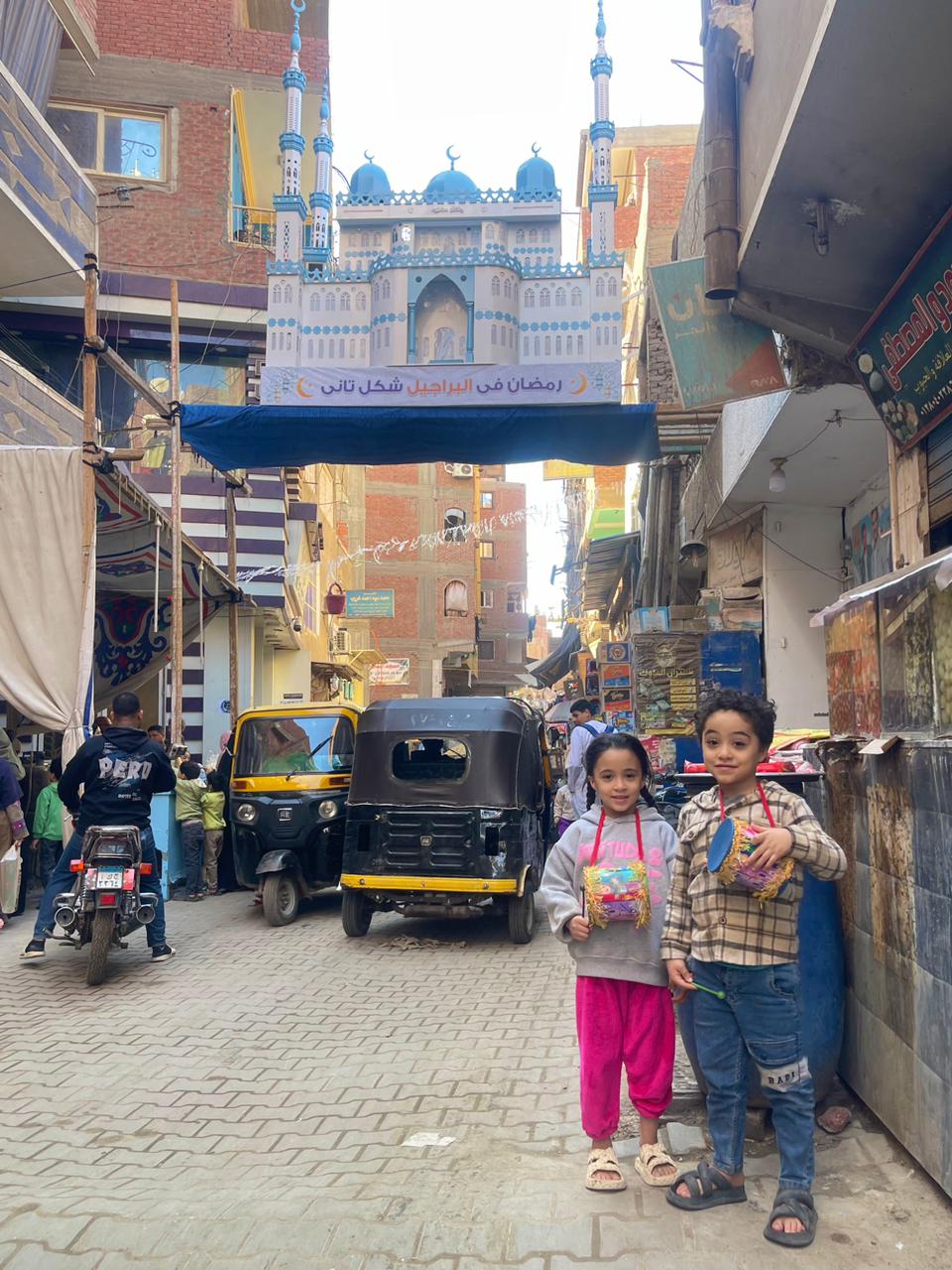 أطفال البراجيل يلتقطون صورًا تذكارية أمام مجسم المسجد