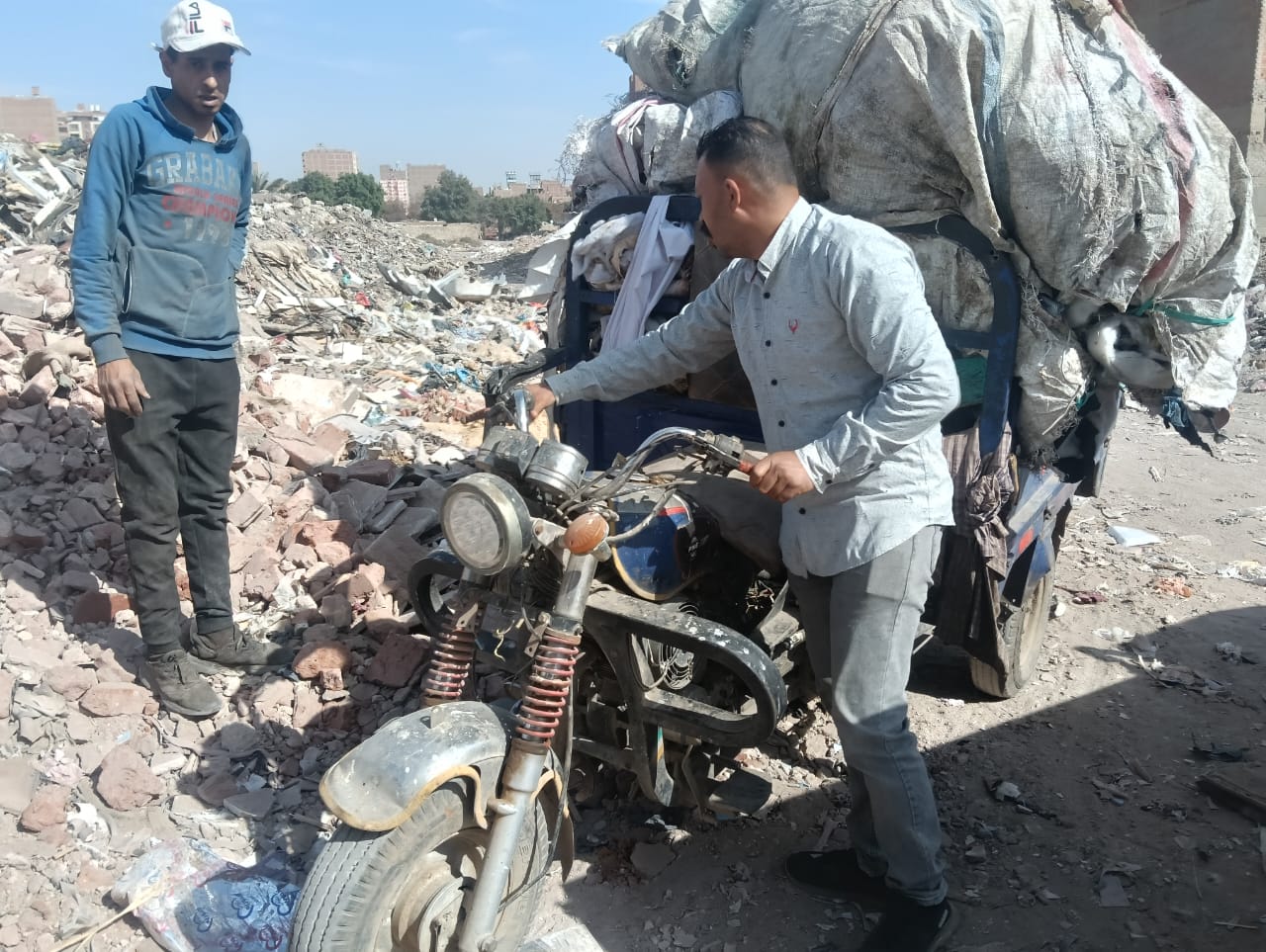 التحفظ على 57 عربة كارو وتروسيكل خلال حملات على النباشين والفريزة فى الجيزة (4)