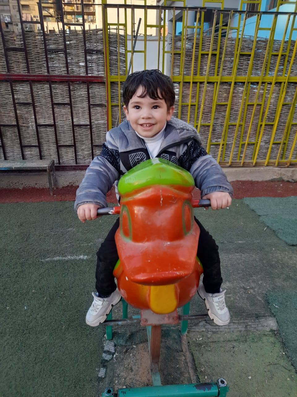 ابتسامة جميلة لطفل باسوس المصاب