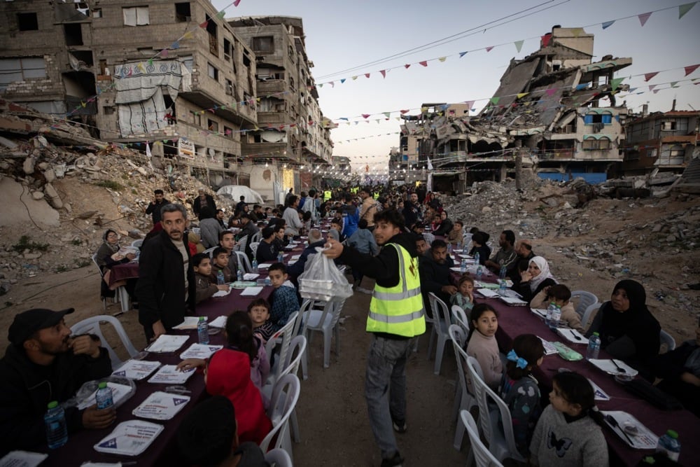 الإفطار على الأطلال.. أهالى غزة يتناولون الطعام على ركام المنازل (1)