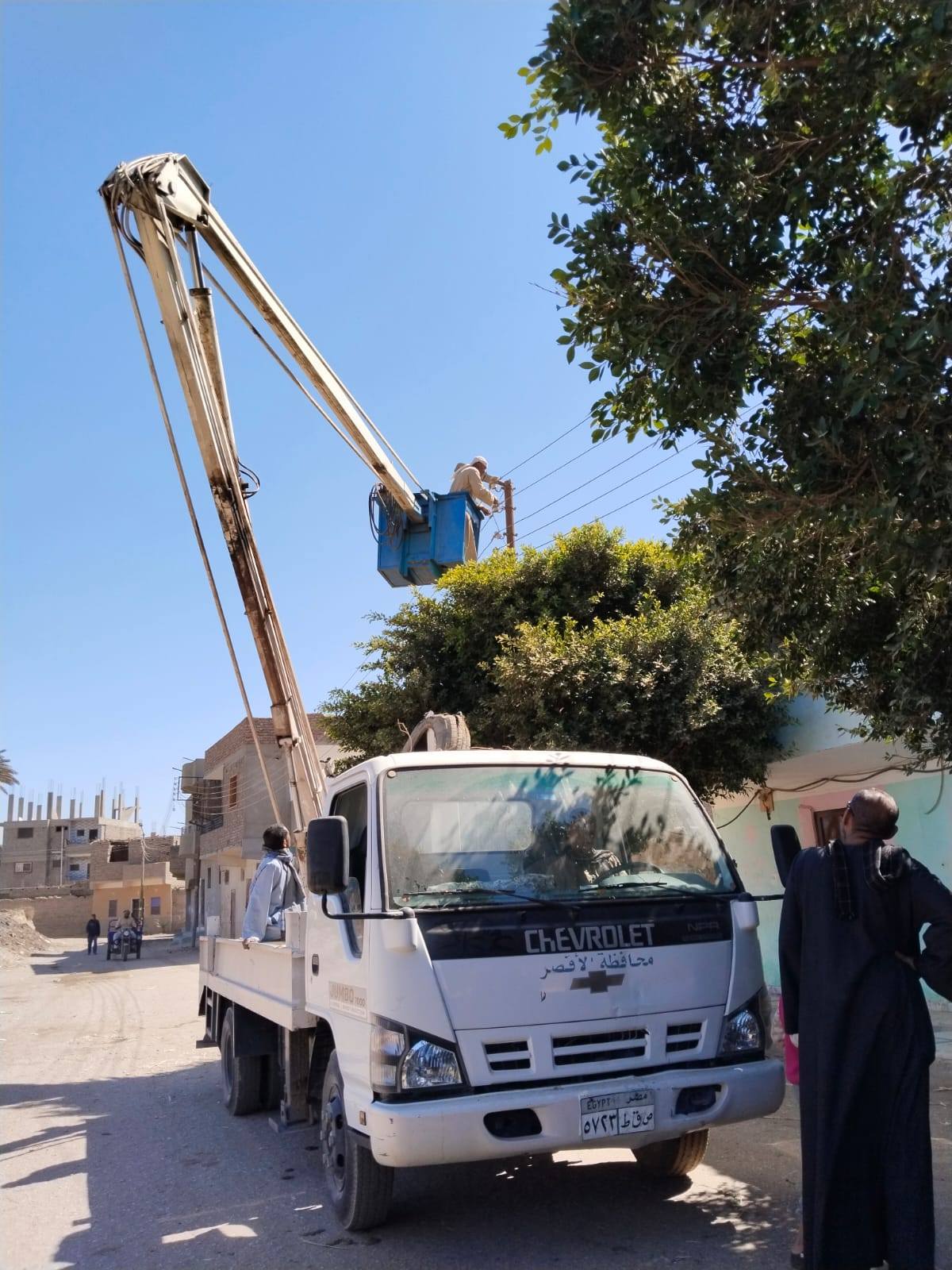 مدينة أرمنت تطور البنية التحتية وترفع كفاءة أعمدة الإنارة مدينة أرمنت تطور البنية التحتية وترفع كفاءة أعمدة الإنارة