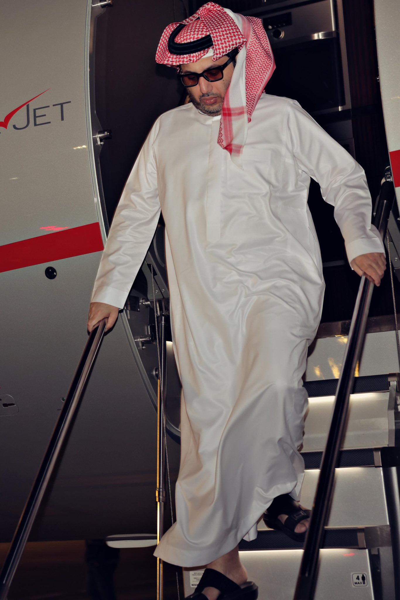 المستشار تركي آل الشيخ يصل مصر ووزير الدولة للإعلام ضياء رشوان يستقبله