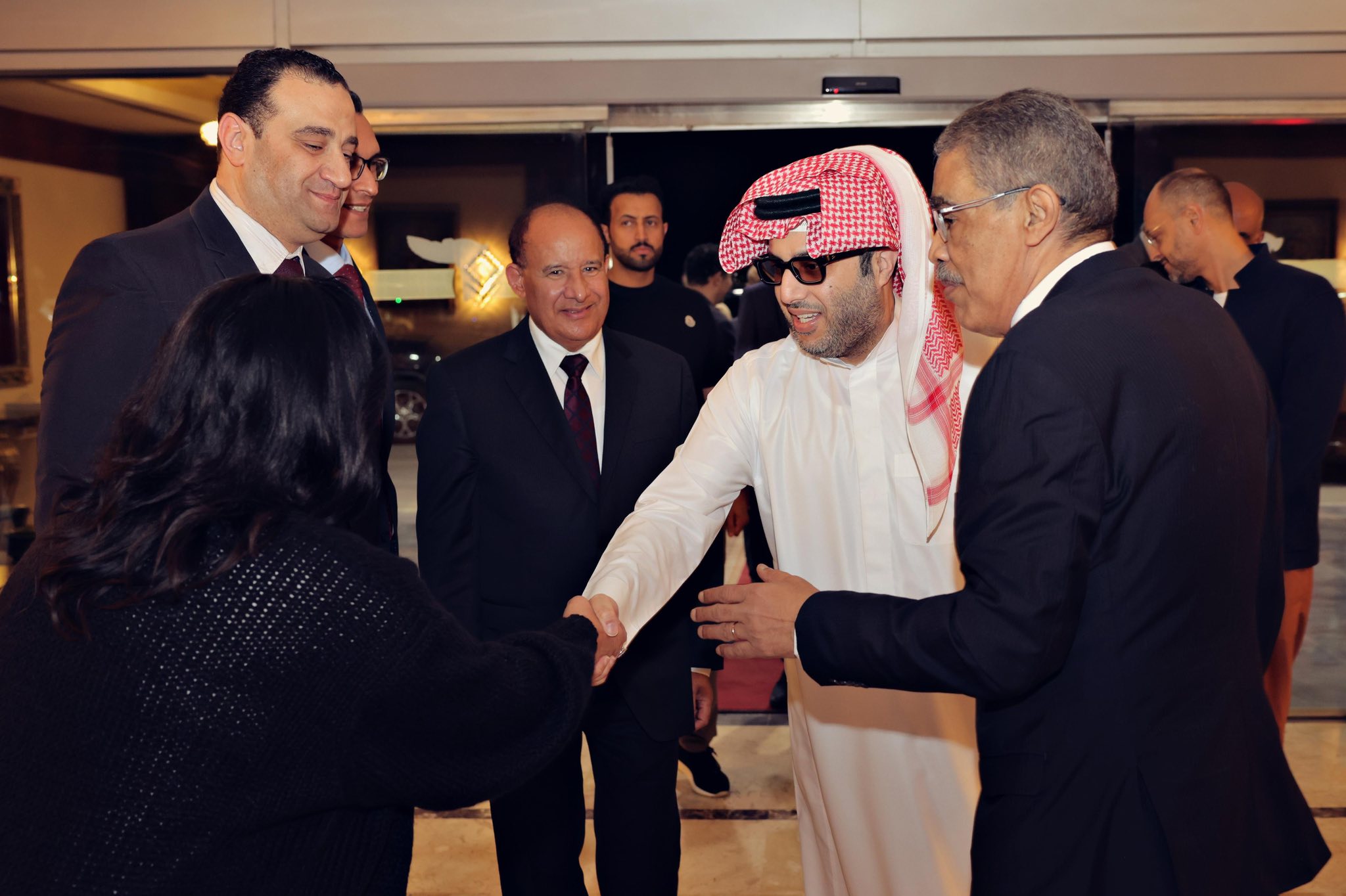 المستشار تركي آل الشيخ يصل مصر ووزير الدولة للإعلام ضياء رشوان يستقبله