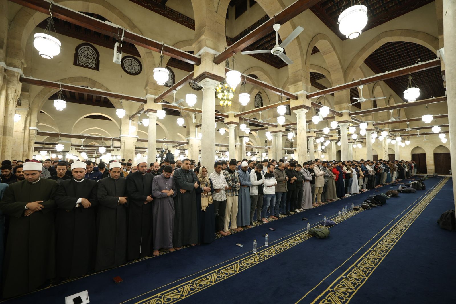 جانب من المصلين جانب من المصلين