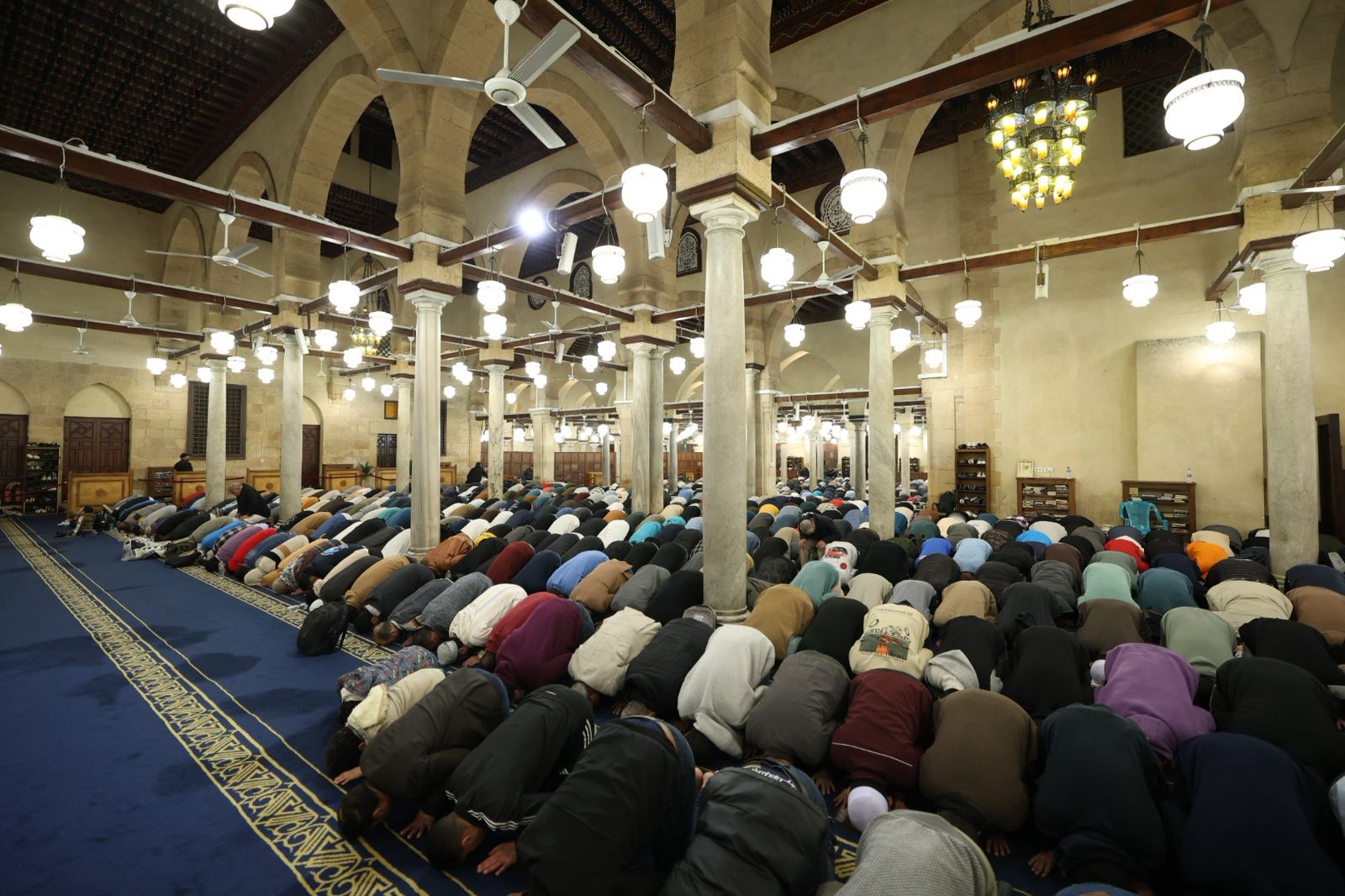 المصلون فى صلاة التراويح المصلون فى صلاة التراويح