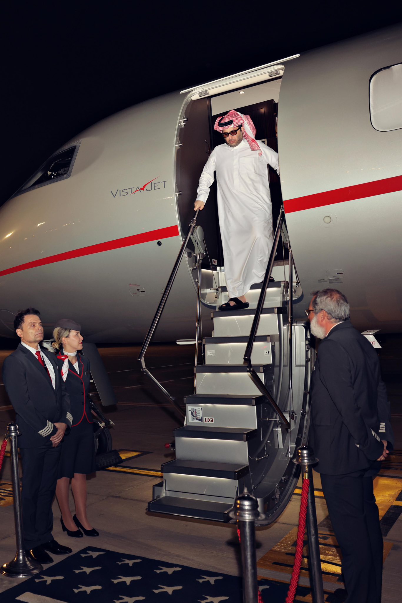 المستشار تركي آل الشيخ يصل مصر ووزير الدولة للإعلام ضياء رشوان يستقبله