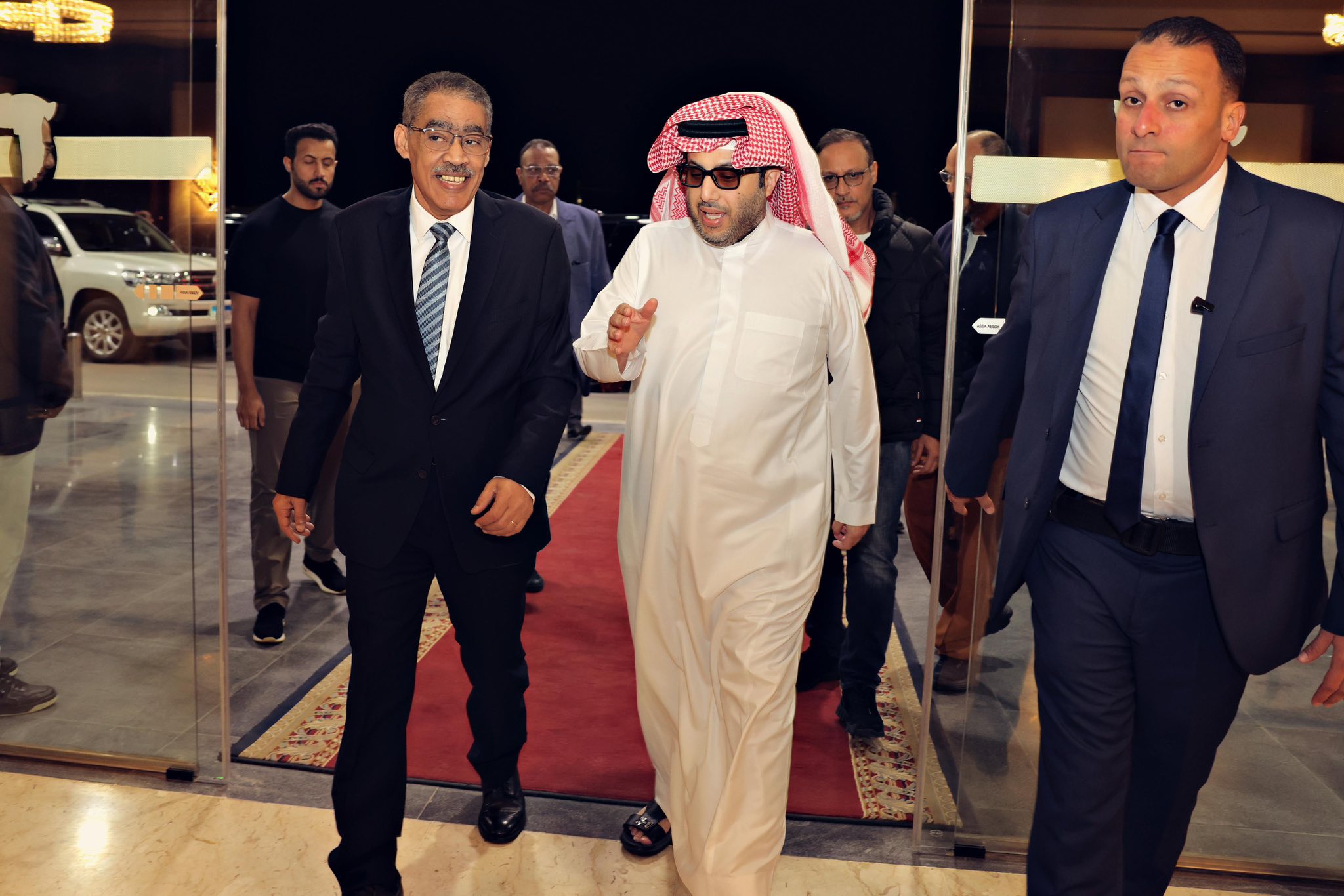 المستشار تركي آل الشيخ يصل مصر ووزير الدولة للإعلام ضياء رشوان يستقبله