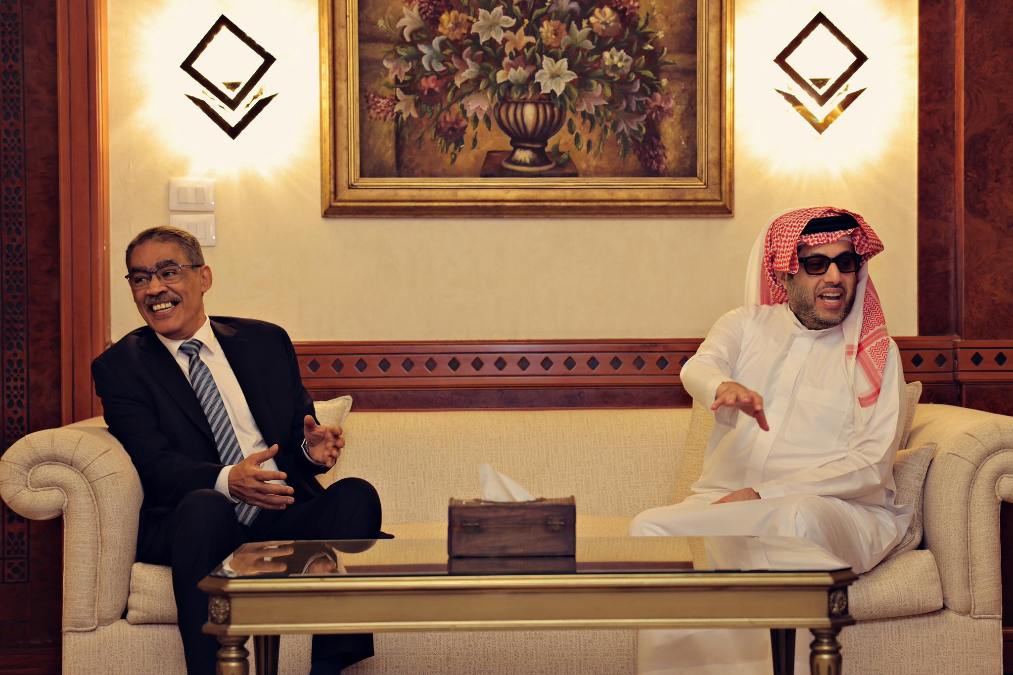 المستشار تركي آل الشيخ يصل مصر ووزير الدولة للإعلام ضياء رشوان يستقبله