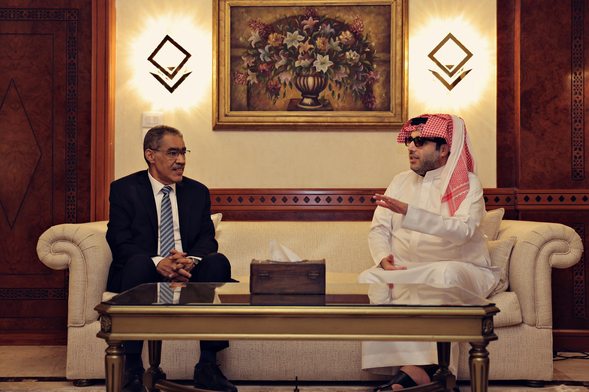 المستشار تركي آل الشيخ يصل مصر ووزير الدولة للإعلام ضياء رشوان يستقبله