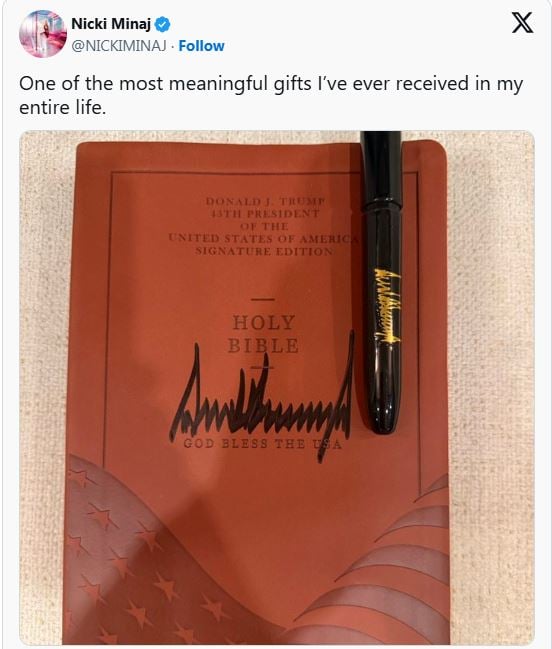 نيكي ميناج تستعرض هديتها من ترامب