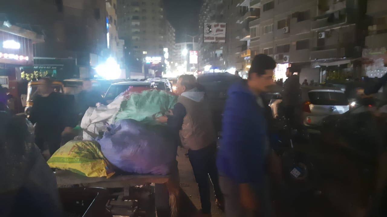 التحفظ على 57 عربة كارو وتروسيكل خلال حملات على النباشين والفريزة فى الجيزة (3)