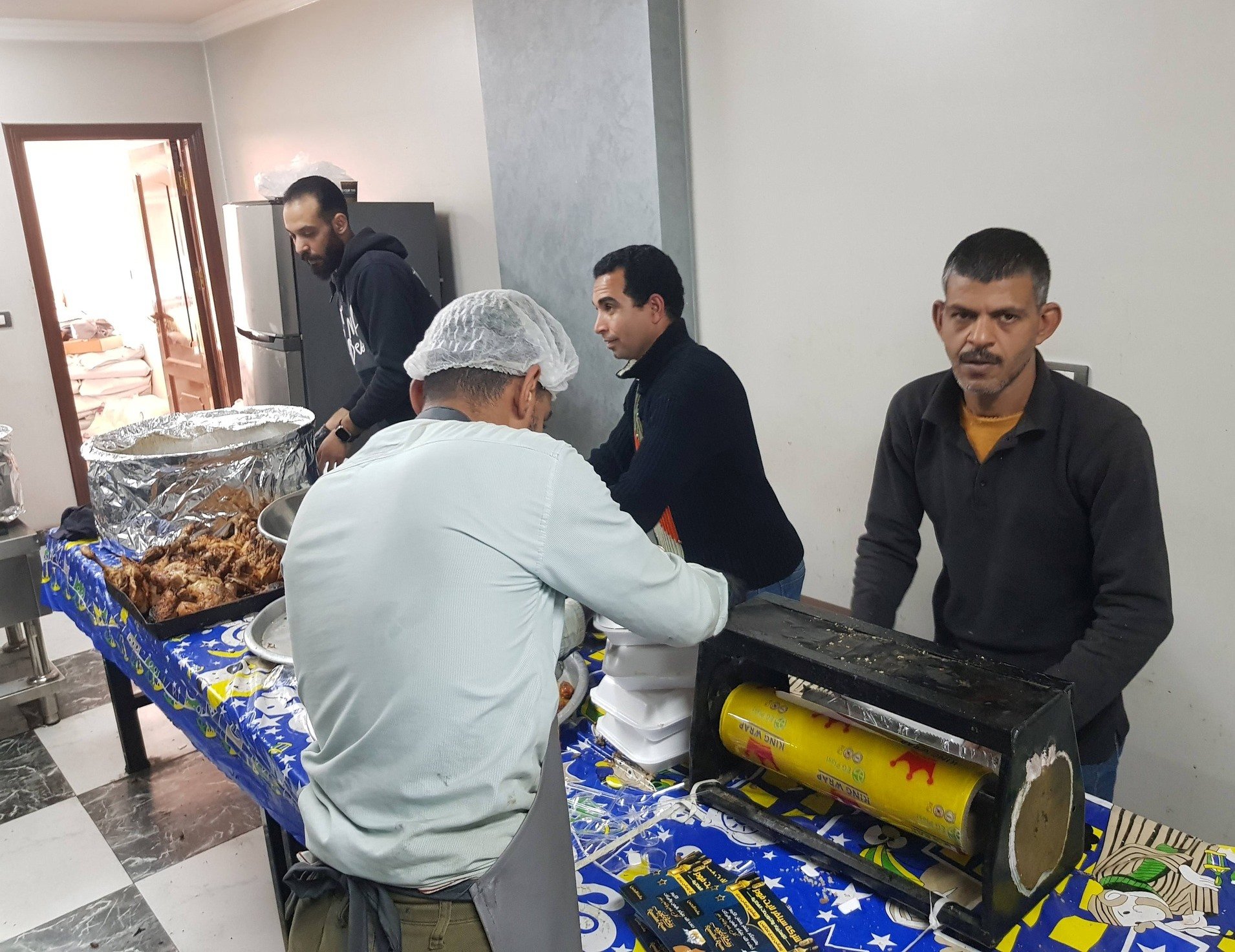 أقباط الأقصر وفريق رومانى رمزى يقيمون مائدة رمضانية ويوزعون وجبات رمضانية أقباط الأقصر وفريق رومانى رمزى يقيمون مائدة رمضانية ويوزعون وجبات رمضانية